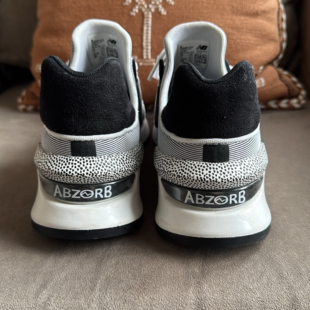 New Balance White and Black Women's Sneakers 9 - Picture 4 of 5